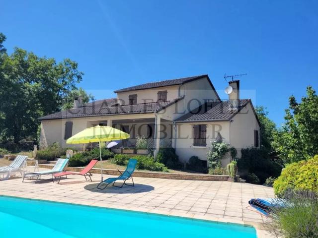Belle maison familiale, avec piscine, dépendances et terrain de 1.7 ha