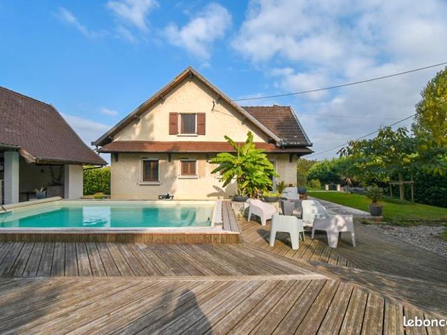 Belle maison familiale de 193,55 m² avec piscine, terrain de 2 252 m² et ancien four à pain