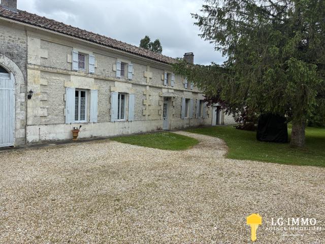 BELLE MAISON FAMILIALE DE 315 M2, 4 CHAMBRES, TERRAIN 8000 M2, DEPENDANCES