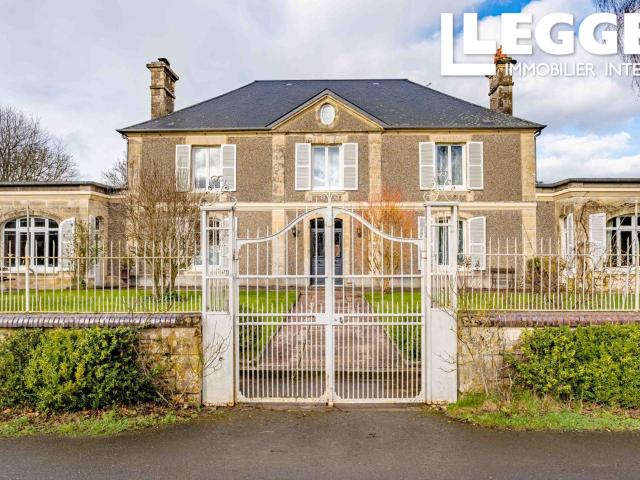 Belle maison familiale, dépendances et jardin avec mare, à 1,2 km de Villers Bocage