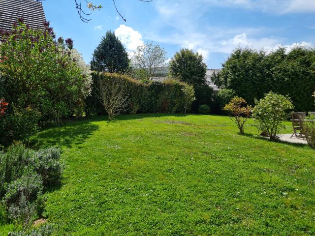 Belle maison familiale entourée de verdure