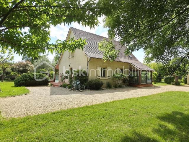 BELLE Maison familiale – Piscine – Parc clos 3 600 m² avec chênes centenaires – Calme absolu – Saint Seurin sur l’Isle – Accès A89 rapide