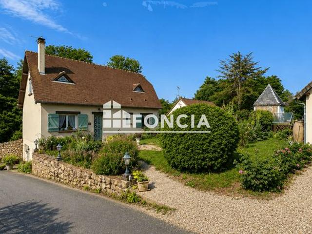 Belle maison familiale, proche des commodités, offrant 4 chambres, un sous sol complet et un magnifique jardin paysager