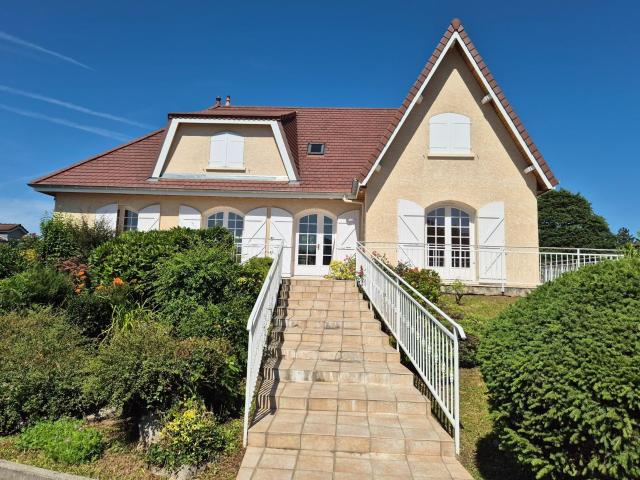 Belle maison individuelle avec de beaux volumes