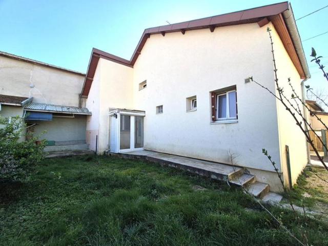 Belle Maison Individuelle de 75 m² à Rénover et Extensible à 100 m² avec Cour, Garage, Terrasse, Véranda et Terrain clos et arboré de 200 m²