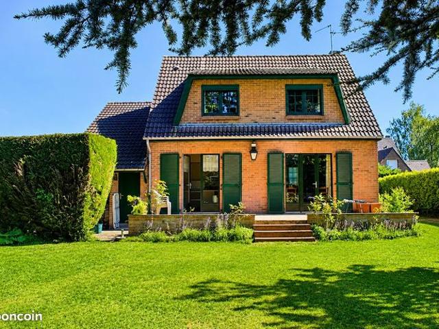 Belle maison individuelle érigée sur un terrain de plus de 1 000 m². Quatre chambres. Garage et stationnement privatif
