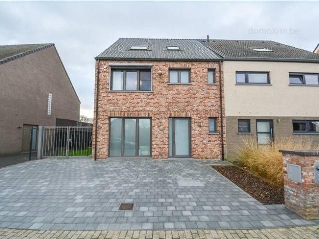 Belle maison moderne avec de nombreux atouts près du centre
