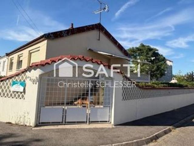Belle maison mitoyenne avec terrasse et trois chambres et sous sol