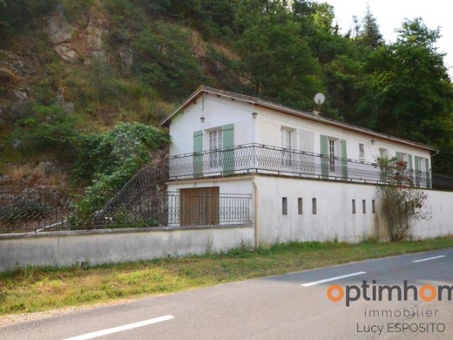 Belle maison Sous Sol avec garages seulement 3 minutes de Confolens