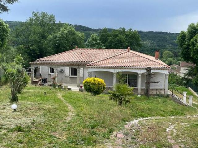 Belle maison située sur les hauteurs prisées de Roquecourbe avec une vue dégagée sur le village