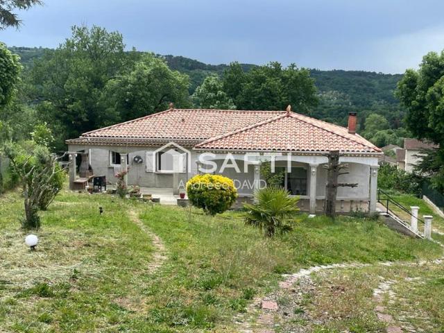 Belle maison située sur les hauteurs prisées de Roquecourbe avec une vue dégagée sur le village