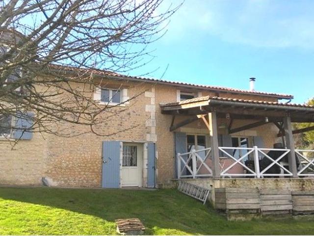 Belle maison spaceuse avec vue sur la campagne