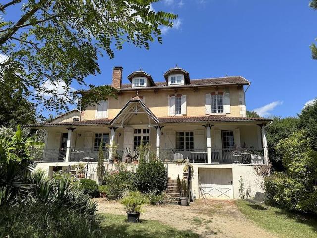 Belle maison spacieuse. Maison impressionnante avec jardin 380m² Montguyon