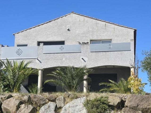 belle maison spacieuse offrant deux appartements