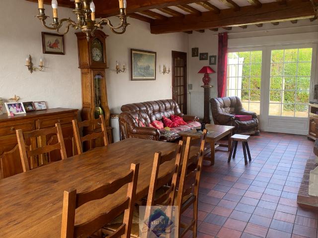 Belle maison sur sous sol avec jardin et deux garages