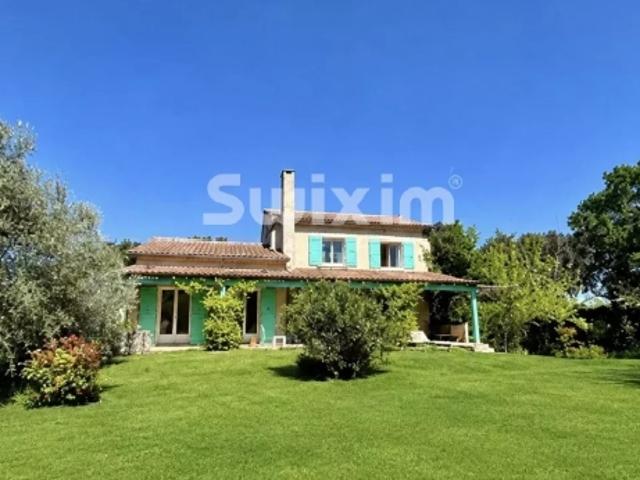 Belle maison sur un grand jardin avec piscine