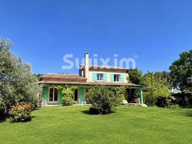 Belle maison sur un grand jardin avec piscine