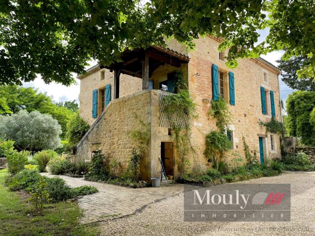 Belle Maison Quercynoise Sur Cour Fermée Avec Piscine Et Gra. 133m² Prayssac