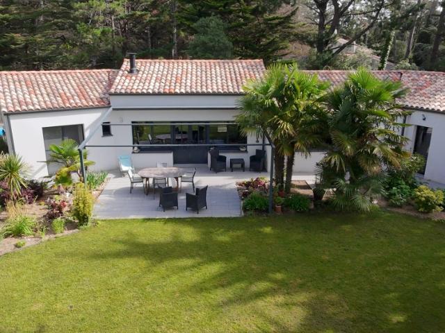 BELLE MAISON RECENTE 4 CHAMBRES AVEC PISCINE