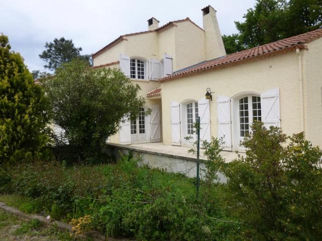 BELLE MAISON T6 SUR UNE PARCELLE DE 2 290 m2