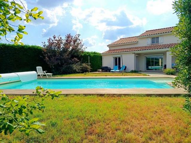 belle maison traditionnelle familiale avec piscine