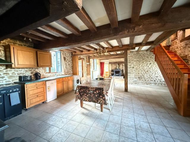 BELLE OPPORTUNITE ! Maison en pierre de 165m², pleine de charme, 4 chambres, Cour intérieure de 379m² 108 000