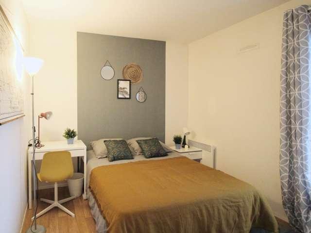 Belle pièce lumineuse de 10m² LV14