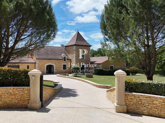Belle propriété contemporaine avec piscine chauffée, dépenda. 190m² Gourdon