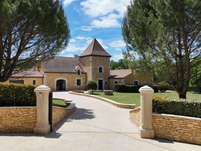 Belle propriété contemporaine avec piscine chauffée, dépendances et prestations de qualité