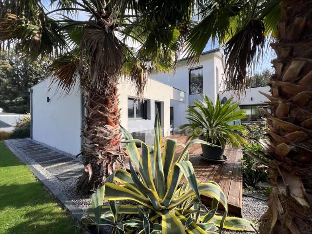 Belle propriété contemporaine située à Gouesnach proche de la rivière de l'Odet
