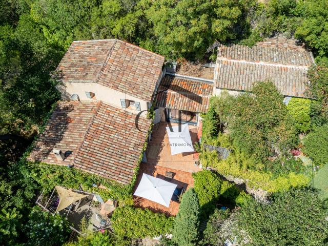 Belle propriété à 2 km du centre d’Aix 243 m2 habitables sur. 244m² Aix en Provence