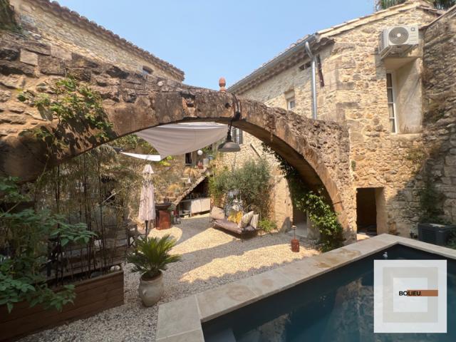 Maison de caractère avec jardin et piscine Uzès