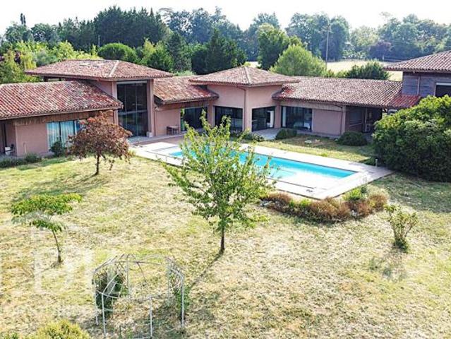 Belle propriété av garage, piscine et terrain clos