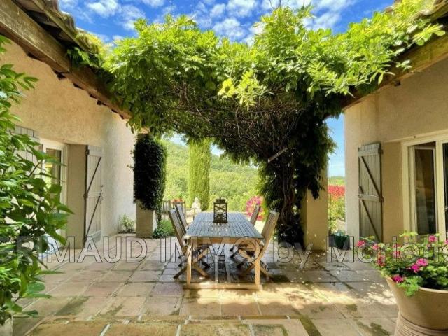 belle proprieté avec 5 chambres, piscine et poolhouse, 4 gar. 242m² La Garde Freinet