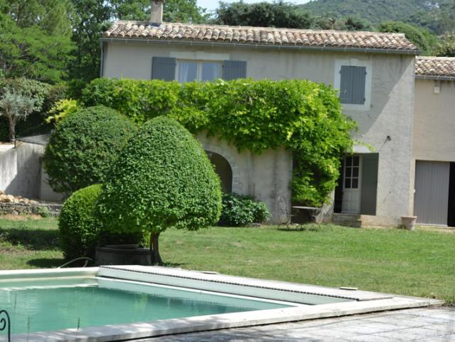 Belle propriété avec deux bâtisses et piscine nichée au pied