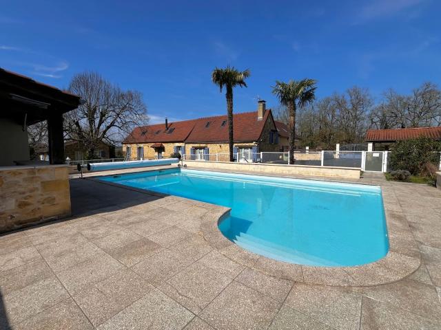 Belle propriété avec gîtes et piscine à vendre. Très belles. 209m² Gourdon