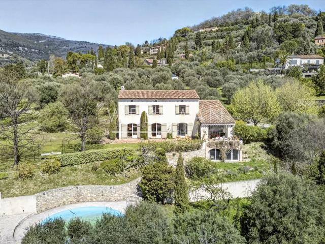 Belle propriété avec jardin, piscine et vue panoramique Gr. 353m² Grasse