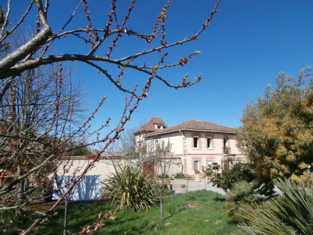 Belle propriété avec pigeonnier, piscine et gîte composé de 2 ap