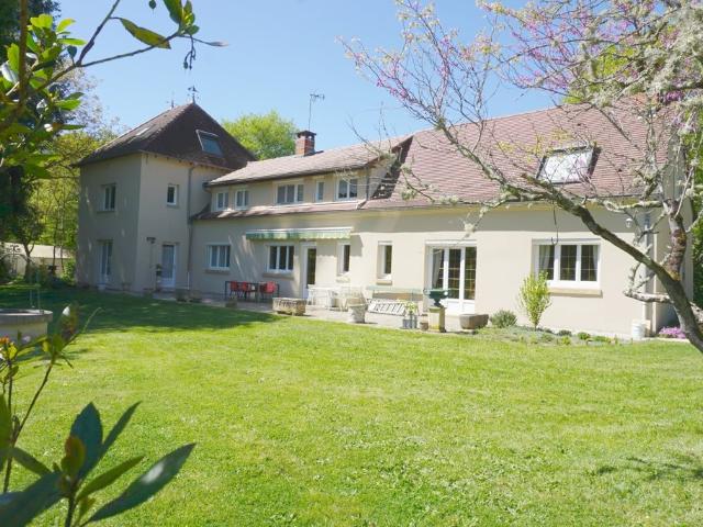Belle propriété de 300 m2 sur plus de 2 hectares de terrain. 300m² Paray le Monial