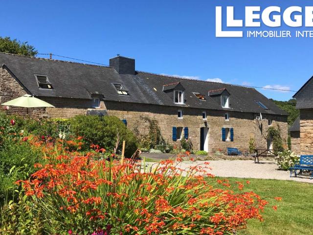 Belle propriété de caractère avec 4 gîtes, salle de jeux, piscine et terrain de 10 059 m²