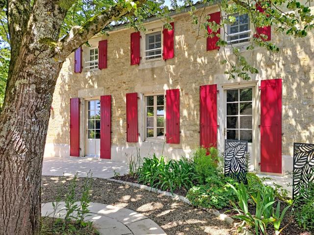 Belle propriété de charme avec jardin et dépendances à Thiré