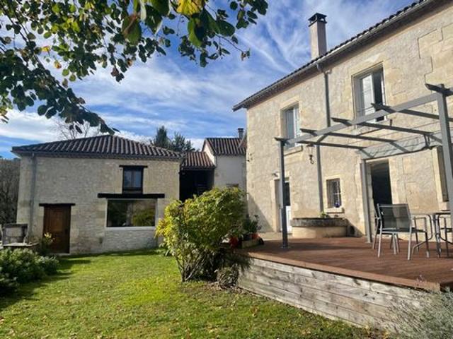 Belle propriété de charme en pierre avec gîtes, piscine et dépendances