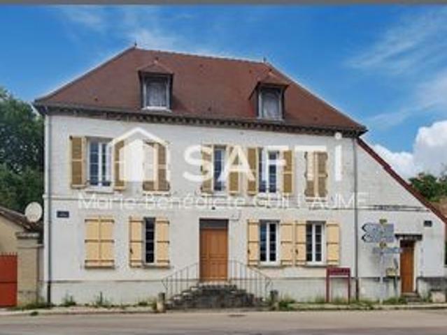 Belle propriété rénovée et bordée par une rivière