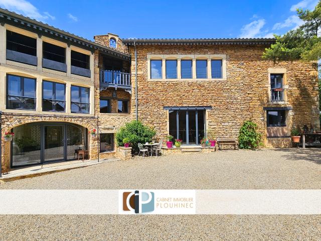 Belle propriété en pierre avec gîte et piscine dans un environnement exceptionnel!