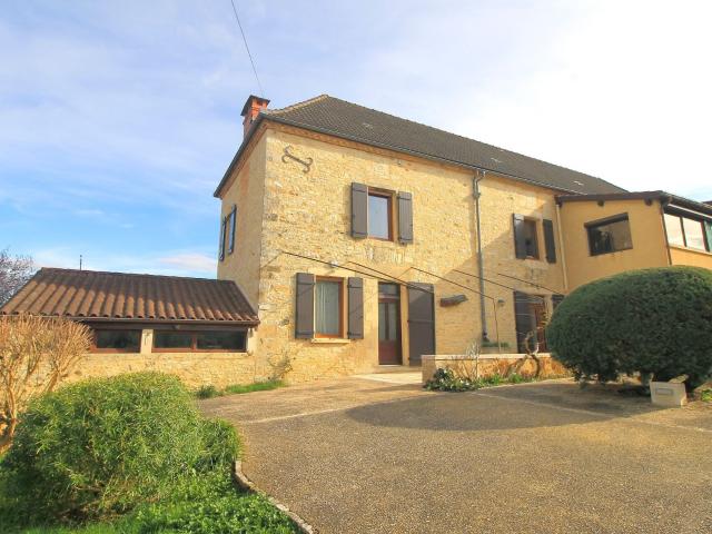 Belle propriété en pierre à vendre avec son gîte. Lumineuse. 198m² Gourdon