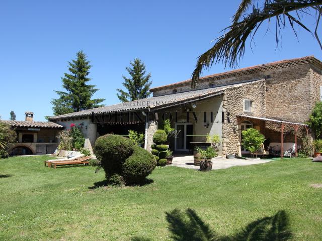 Belle propriété en pierre de 210 m2 avec piscine et terrain arboré de 7 000 m2
