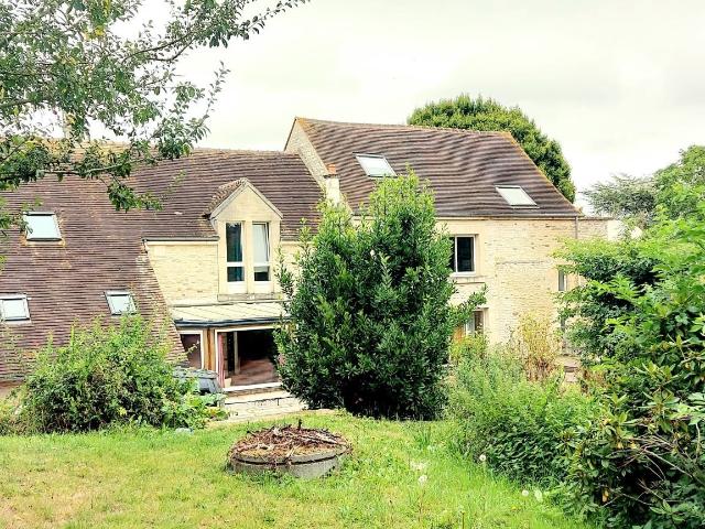 Belle propriété en pierre de 9 pièces et 5 chambres