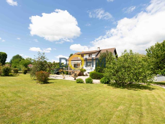 Belle propriété familiale avec parc arboré et vue dégagée 155 m2 Proche A43 Chimilin