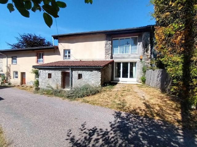 Belle Propriété sur 8 Hectares avec Nombreuses Dépendances 260m² Escoutoux