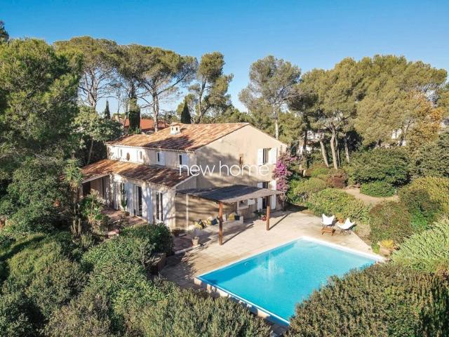 Belle propriété plein sud avec piscine et jardin arboré à Saint Raphaël